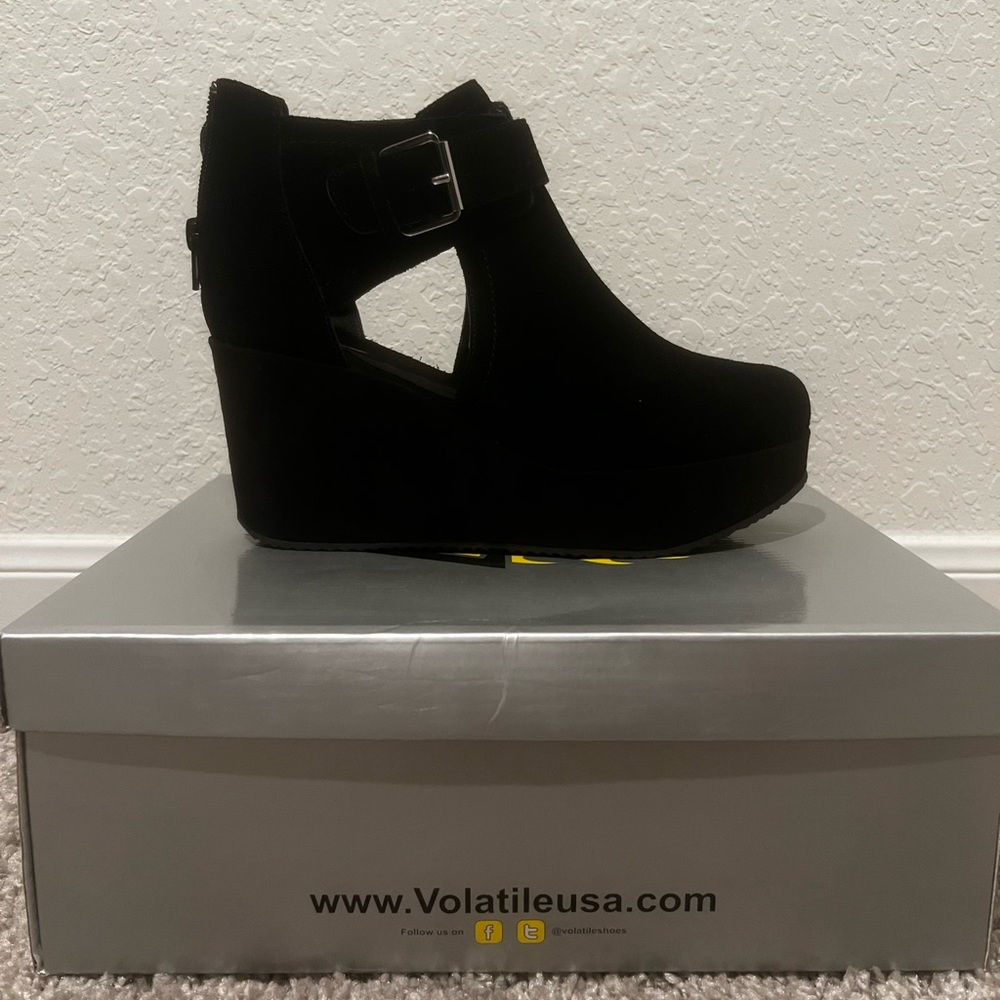 Volatile Romford Black Suede Wedge Bootie Size 7.5